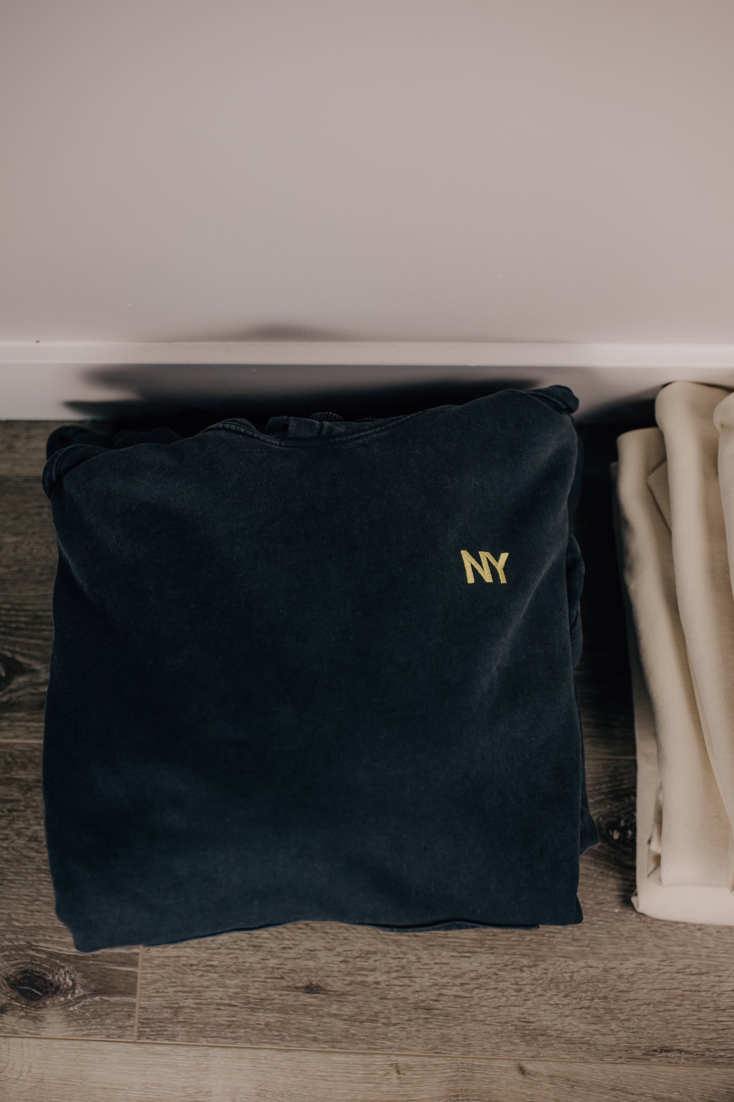 "I left my heart in New York” – Hoodie in dyed black